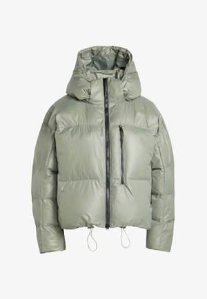 Zimní bunda v světle zelené barvě, obsahující kapuci, zipové zapínání, náprsní kapsu se zipem a stahovací šňůrku na dolním lemu pro úpravu.
