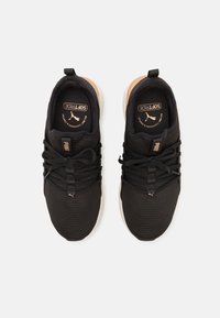 Puma SOFTRIDE SOPHIA 2 - Trening copati - black/gold/warm white