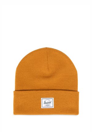 Berretto a maglia color giallo senape con risvolto e una toppa rettangolare del marchio con testo nero per dettagli sul marchio e sul trademark.