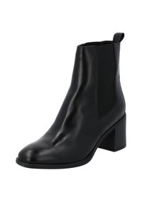 Bota negra de cuero hasta el tobillo con punta afilada, paneles laterales elásticos y un tacón bajo en bloque. Presenta un logotipo estampado en el costado.