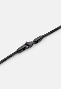 Sort flettet snor med en elegant, blank sort hardware-lås. Har en glat tekstur og et holdbart design for sikker fastgørelse.