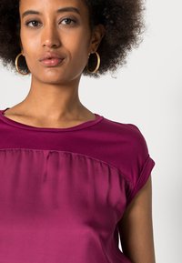 Anna Field T-shirt estampada - dark red