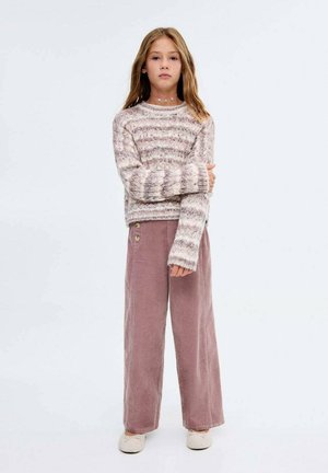 Pull en tissu doux et duveteux avec des rayures horizontales roses et crème ; associé à un pantalon en velours côtelé taille haute et à jambes larges en mauve.
