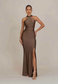 Rochie ajustată, fără mâneci, de culoare maro, cu guler înalt, slit pe lateral și design crisscross la talie, realizată din material neted și elastic.