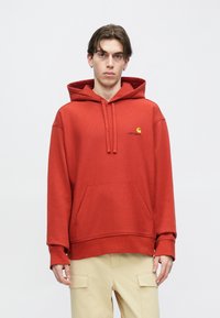 Κόκκινο βαμβακερό φούτερ με κουκούλα, εμπρόσθια τσέπη, ρυθμιζόμενο κορδόνι κουκούλας και κεντημένο λογότυπο στο στήθος. Άνετη εφαρμογή με ριμπ μανσέτες.