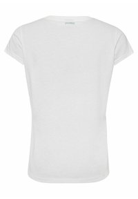 Witte katoenen T-shirt met korte mouwen en een ronde hals; voorzien van een klein gedrukt logo op de bovenrug. Eenvoudig en degelijk ontwerp.