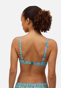 Top de bikini colorido con un patrón floral en púrpura, verde y naranja. Tirantes ajustables y cierre con gancho en la parte posterior.
