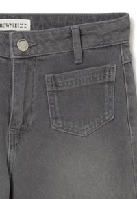 Jeans de mezclilla gris con un botón plateado, lazos para cinturón y un pequeño bolsillo trasero. La tela presenta una textura sutil y un color sólido.