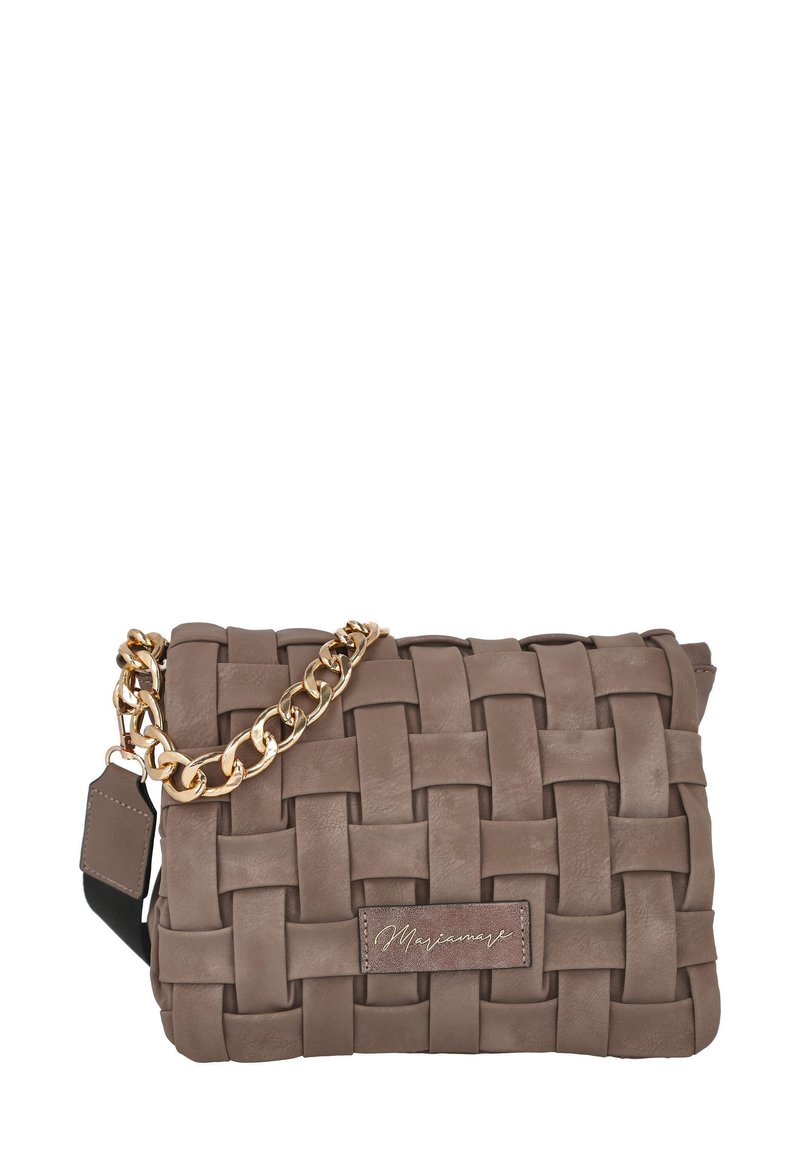 Bolso de cuero trenzado en color topo con una correa de cadena dorada. Presenta una forma rectangular y un parche con el logo. Textura suave y estructura firme.