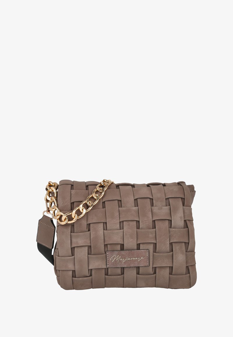 Bolso de cuero trenzado en color topo con una correa de cadena dorada. Presenta una forma rectangular y un parche con el logo. Textura suave y estructura firme.