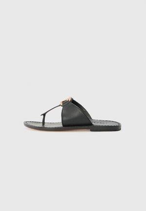 Mustekko musta nahkainen sandaali flip-flop, jossa on ohut hihna, T-muotoinen muotoilu ja kuparisävyinen yksityiskohta. Litteä, teksturoitu pohja.