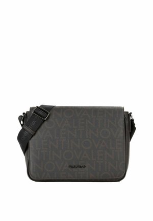 Sac bandoulière Valentino gris foncé avec sangle réglable et imprimé logo subtil sur matière texturée.