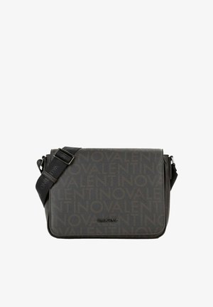 Sac bandoulière Valentino gris foncé avec sangle réglable et imprimé logo subtil sur matière texturée.