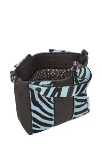 Bruine handtas met blauwe en zwarte zebra-gestreepte stofaccenten, voorzien van een ritsvakje aan de binnenkant en een zachte textuur.