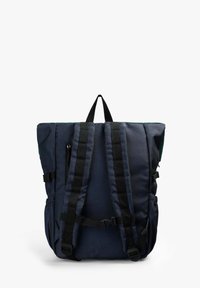 Mochila de tela azul oscura, con correas ajustables negras, bolsillo con cremallera, asa superior y laterales acolchados para mayor comodidad.