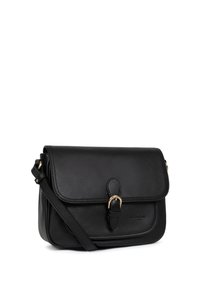 Czarna skórzana torba na ramię o fakturowanej powierzchni, z klapką, złotymi akcentami i odczepianym paskiem do noszenia na crossbody.