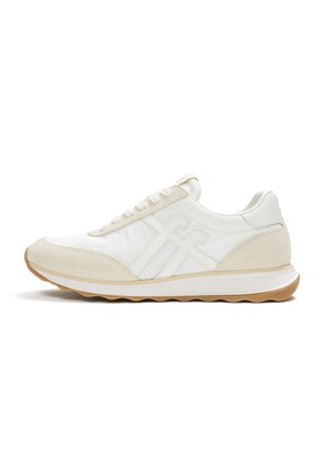 Witte en beige lage sneaker met veters aan de voorkant, een gestructureerde zool en een subtiel genaaid logo aan de zijkant, gezien vanuit het linkerprofiel op een witte achtergrond.