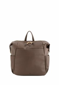 Mochila de cuero marrón con cierre de cremallera, dos bolsillos laterales, asa superior y detalles de herrajes dorados. Superficie texturizada con acabado mate.