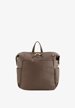 Mochila de cuero marrón con cierre de cremallera, dos bolsillos laterales, asa superior y detalles de herrajes dorados. Superficie texturizada con acabado mate.