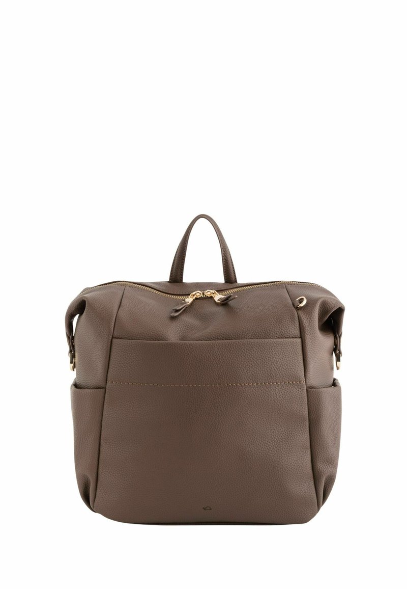 Mochila de cuero marrón con cierre de cremallera, dos bolsillos laterales, asa superior y detalles de herrajes dorados. Superficie texturizada con acabado mate.