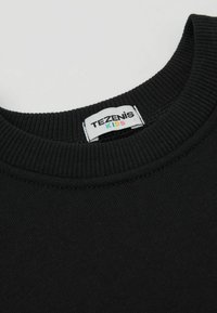 Černá bavlněná mikina s žebrovaným výstřihem a štítkem s nápisem "TEZENIS KIDS." Hladký povrch a jednoduchý design.