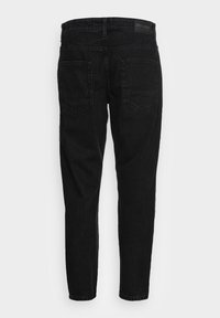 Czarne dżinsy o slim fit; posiadają dwie tylnie kieszenie naszywane oraz zaszyty pas. Brak widocznych przetarć lub ozdób.