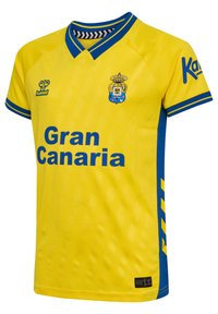 Gul fodboldtrøje med blå detaljer. Har en V-hals, Hummels logo og teksten "Gran Canaria." Inkluderer mønster på stoffet.