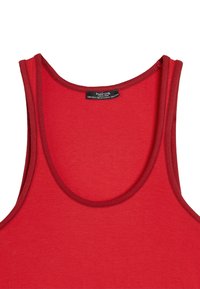 Czerwona bluzka na ramiączkach z okrągłym dekoltem i szerokimi ramiączkami, wykonana z miękkiego, gładkiego materiału z kontrastowym ciemniejszym wykończeniem na brzegach.