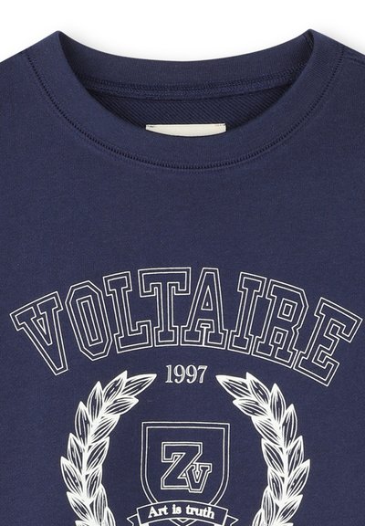 T-shirt in cotone blu navy con scollatura rotonda, grafica bianca con "VOLTAIRE," accenti di alloro e l'anno "1997."