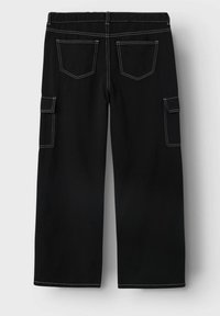 Pantalones cargo negros de mezcla de algodón. Con una cinturilla elástica alta, dos bolsillos laterales y costuras de contraste blancas.