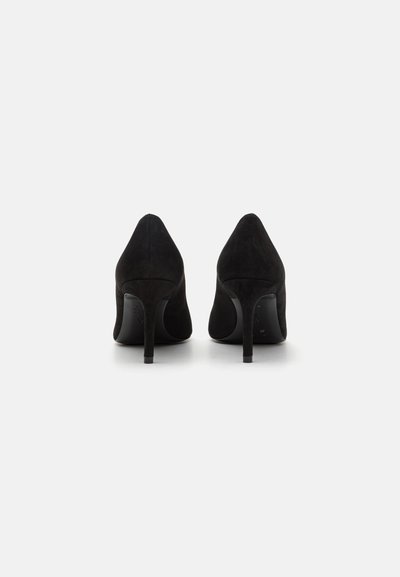 Pantofi cu toc înalt din suede negru, cu vârf ascuțit și toc subțire stiletto, având o textură netedă și un design minimalist.