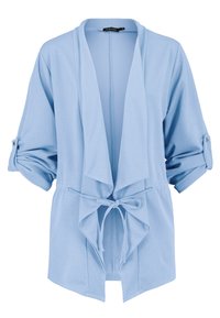 Vaaleansininen, avonainen neuletakki, joka on valmistettu pehmeästä kankaasta. Sisältää käärittyjä hihoja, joissa on nappikoristeet, ja kankaisen vyön vyötäröllä.