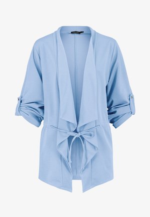 Cardigan aperto blu chiaro realizzato in tessuto morbido. Presenta maniche arrotolate con bottoni decorativi e una cintura di tessuto in vita.