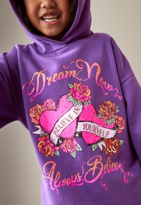 Next LONGLINE STANDARD - Mikina s kapucí - purple band printed