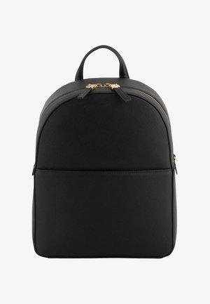 Sac à dos structuré noir avec fermeture éclair dorée, texture lisse, sommet arrondi, poche avant et une seule poignée supérieure.