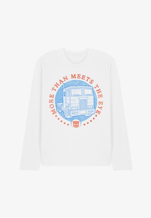 Weißes Langarm-T-Shirt mit einem blauen Truck-Grafik und kreisförmigem orangefarbenem Text, der "MEHR ALS DAS AUF DEN ERSTEN BLICK" lautet, mit einem Logo am unteren Rand.