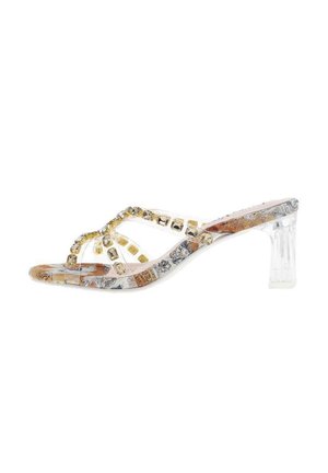Sandale à talon transparent avec plusieurs brides et accents dorés. Présente une semelle intérieure décorative avec des motifs abstraits et un talon carré.