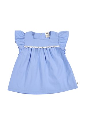 Lichtblauwe babyjurk met wapperende mouwen, witte kanten rand over de borst en drukknoopjes bij de nek achter.