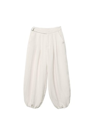 Weit geschnittene cremefarbene Hose mit gerafften Bündchen, vorderen Falten, seitlichen Taschen und einem Gürtel-Detail an der Taille.