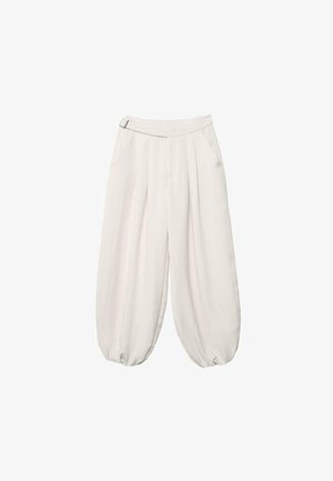 Weit geschnittene cremefarbene Hose mit gerafften Bündchen, vorderen Falten, seitlichen Taschen und einem Gürtel-Detail an der Taille.