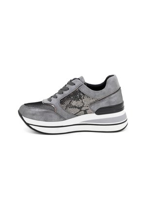 Scarpa da ginnastica grigia con tomaia in mesh e suede liscio, caratterizzata da un pannello nero a fantasia, una suola spessa e imbottita bianca e dettagli grigi.