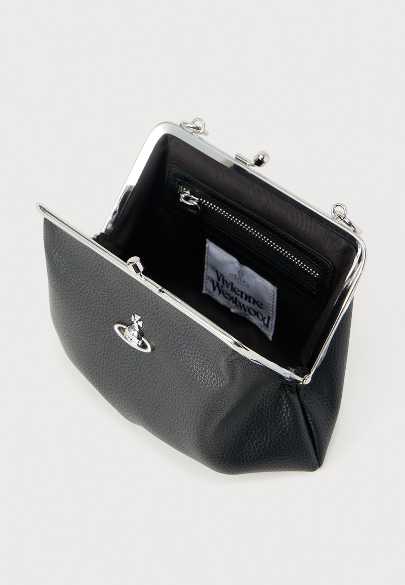 Pochette en cuir noir, design structuré avec surface texturée, fermoir en métal argenté et compartiment intérieur, comprenant une poche zippée et une étiquette logo.