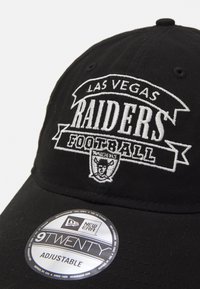 Schwarze Baseballmütze aus Baumwolle mit weißem, gesticktem Text "Las Vegas Raiders Football" und einem Logo auf der Vorderseite. Mit verstellbarem Riemen.