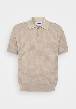 Beige gebreide polo met korte mouwen met een getextureerd vierkant patroon, een knoopsluiting met twee knopen, een geribde zoom en een OBEY merklabel aan de binnenkant van de kraag.