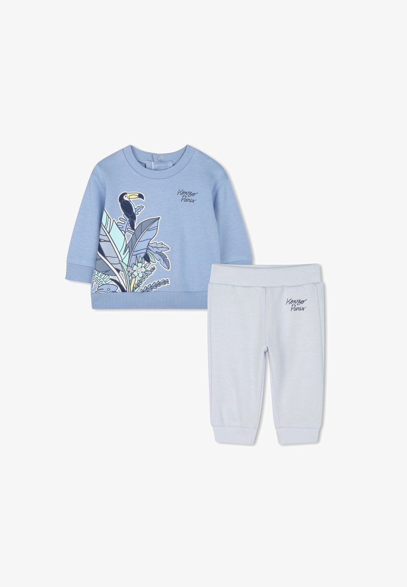 Lichtblauwe katoenen sweatshirt met een toekangrafiek en bladerenpatroon, gecombineerd met bijpassende lichtblauwe trainingsbroek met elastische boorden.