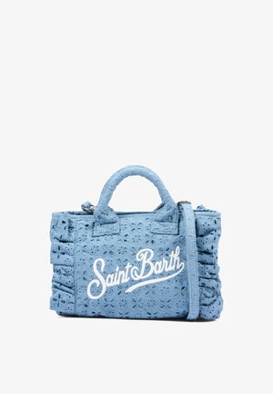 Jasnoniebieska torebka z kwiatowym wzorem oczkowym, marszczonymi bokami, krótkimi uchwytami, paskiem na ramię i białym napisem „Saint Barth” z przodu.