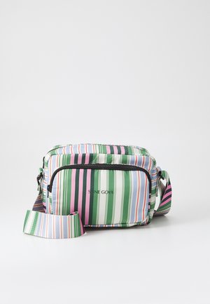 Sac bandoulière rayé en vert, rose et blanc, fabriqué en tissu avec une texture lisse. Il dispose d'une fermeture éclair et d'une sangle réglable.