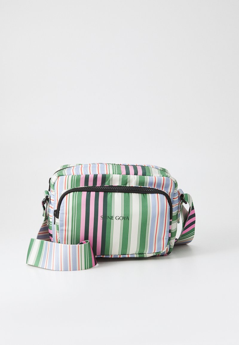Bolso bandolera a rayas en verde, rosa y blanco, hecho de un tejido con una textura suave. Presenta un cierre con cremallera y una correa ajustable.