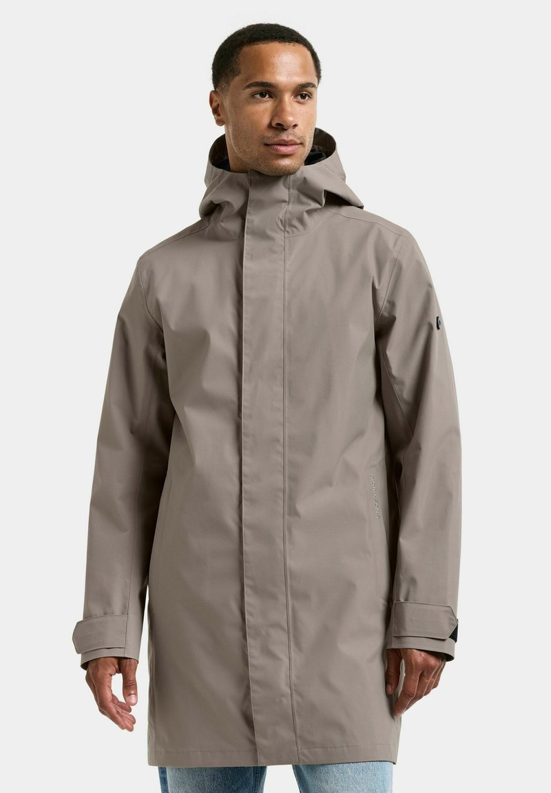 Vandtæt, taupe regnfrakke med justerbar hætte, lynlåslukning og elastiske manchetter. Har et minimalistisk design uden synlige mønstre.