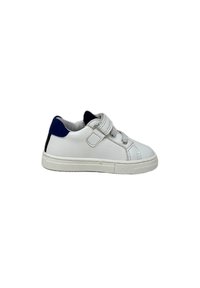 Sneaker in pelle bianca con un accento blu sul retro, cinturino in velcro e suola in gomma texturizzata. Presenta la punta arrotondata e cuciture decorative.